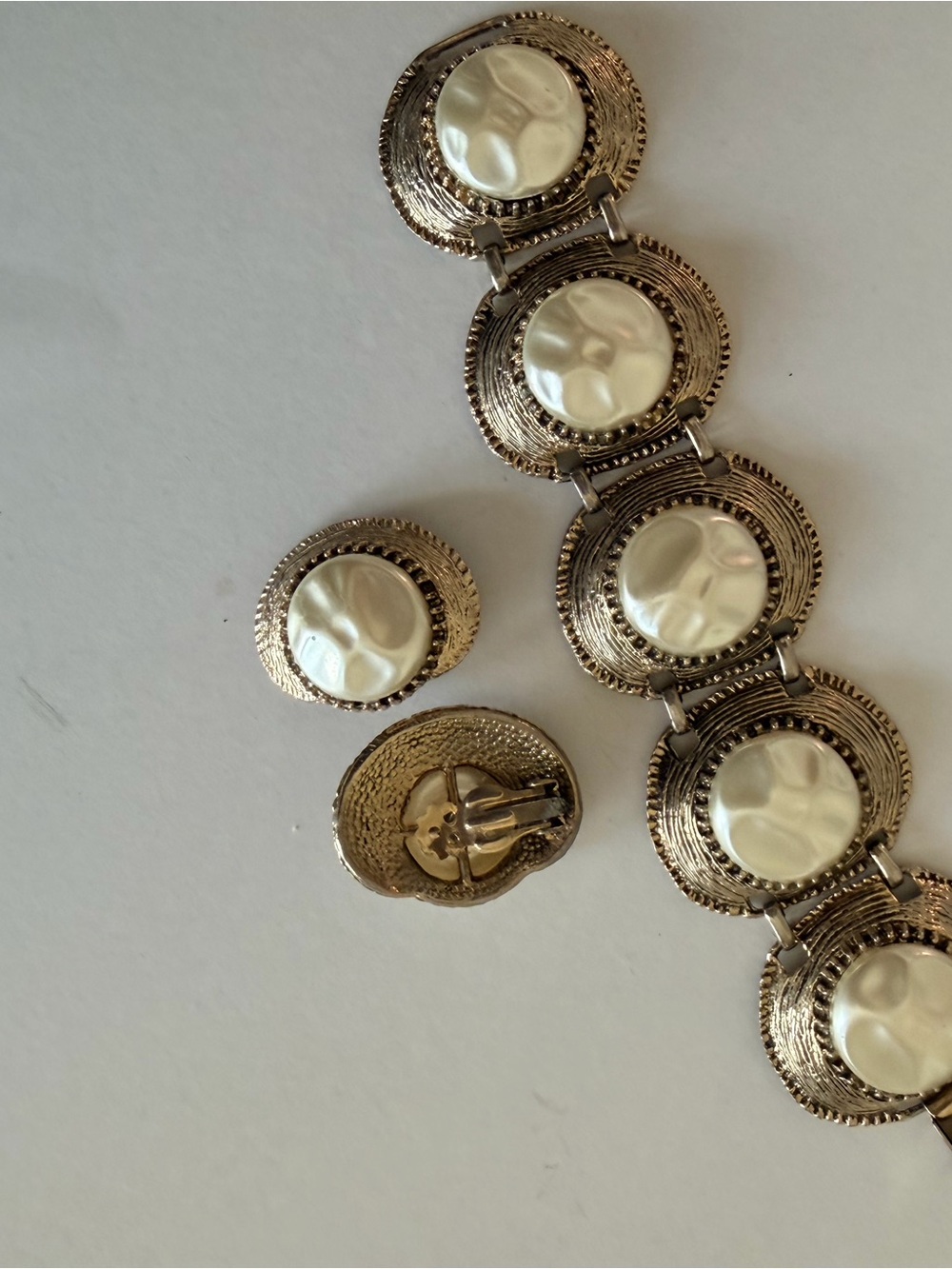 Source Unknown Gold-Tone Bracelet and Clip-On Earrings with Cream Cabochons